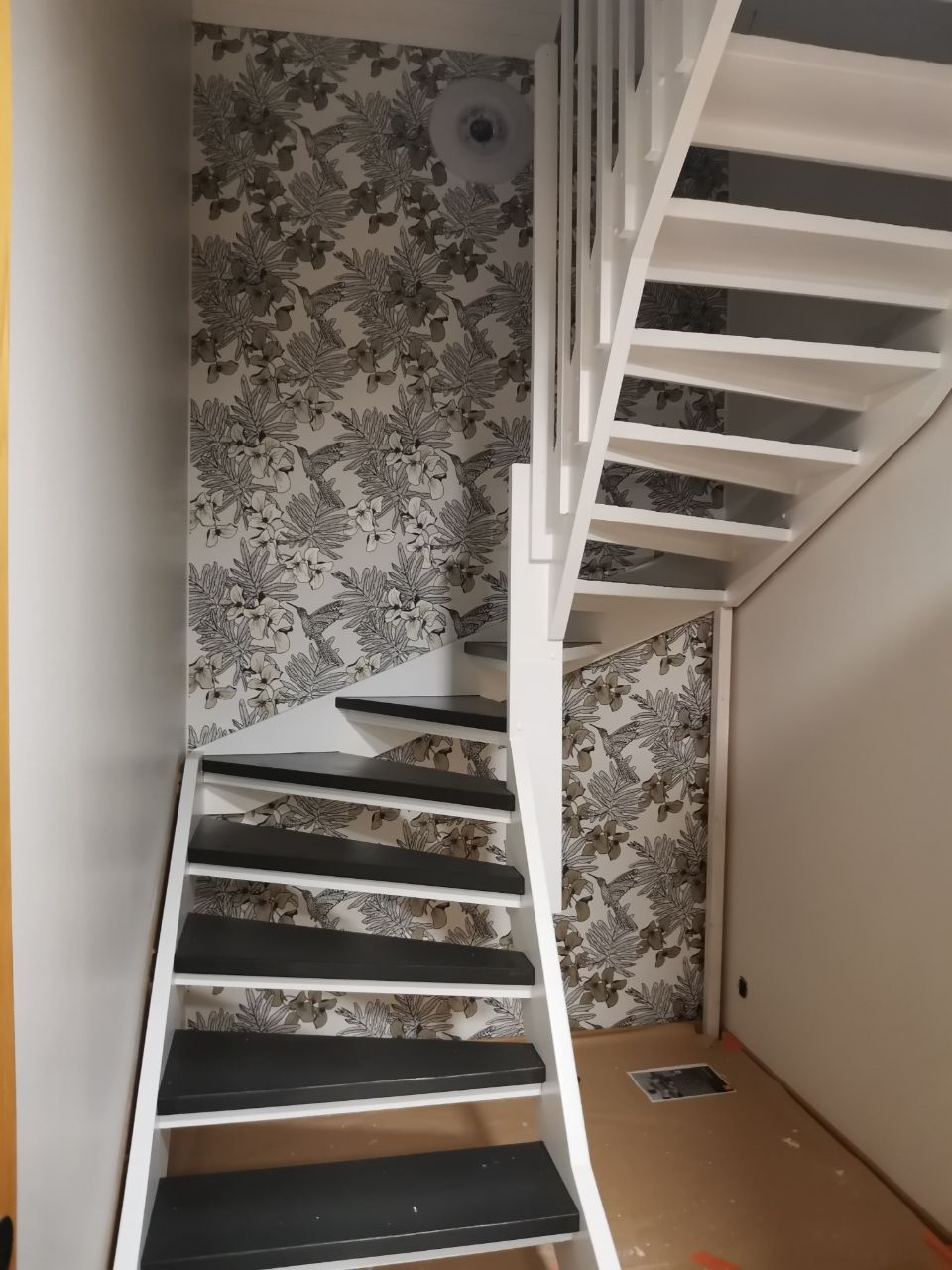 Maalattu ja tapetoitu portaikko
